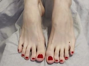 RED TOENAIL PAINTING / FOOT FETISH / CLOSE UP