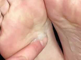 Fetish foot massage et foot cum elle masturbe son copain avec ces pieds et il jouis sur ces pieds