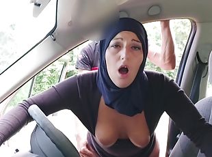Une Musulmane Mature Et Chaude Se Fait Baiser En Hijab Dans Un Taxi Avec Premiere Bite Blanche!!