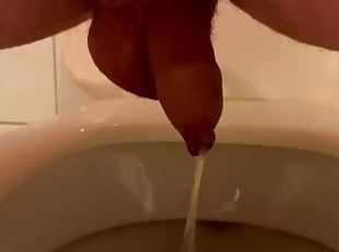 Sloppy dick no hands peeing