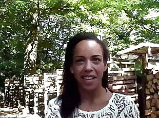 Geile deutsche Hausfrau von 2 Schwaenzen im Wald gefickt