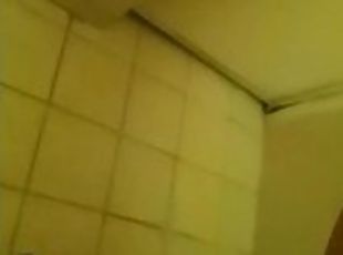 Follando en baño público (2/2)