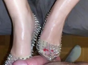 AMATEUR FOOTJOB - SHOEJOB WITH HIGH HEELS PUMPS - FOOT FETISH - FOOT FUCK - RED TOES