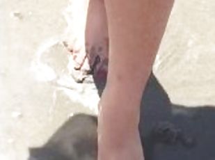 Curvy milf walking on tropical beach ????