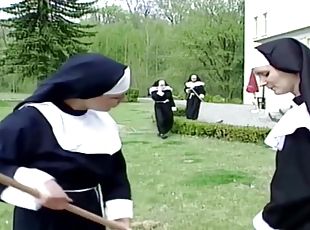 Notgeile Nonne wird vom Handwerker heimlich entjungfert