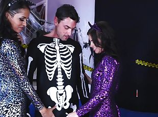 Halloween girls fucking threesome