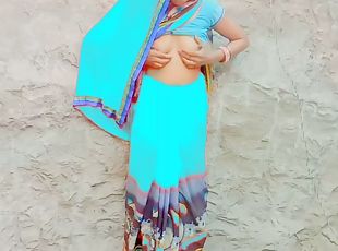 Village ki bhabhi ne saree finger karke ke man ki niyat Badal dali saree removing finger show and chudai 