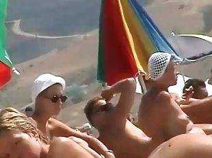 Voyeur on the beach films lots of hot ladies