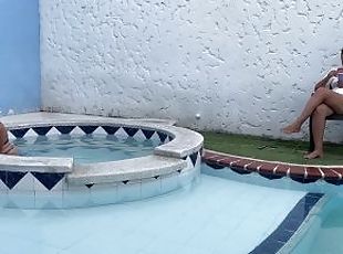 MI ESPOSA SE DESCUIDA CON SU CELULAR MIENTRAS ESTAMOS EN LA PISCINA Y ME FOLLO A SU HERMANASTRA