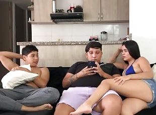 cornudo esposo cocinando mientras yo follo con su mejor amigo - porno en español