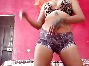 Morena baila sensual hasta quitarse la ropa y mostrar su sensual cuerpo