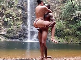 sexo ao ar livre na cachoeira