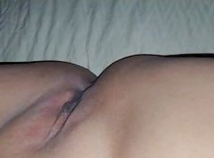 hermosa chica masturbándose sola en su habitación.